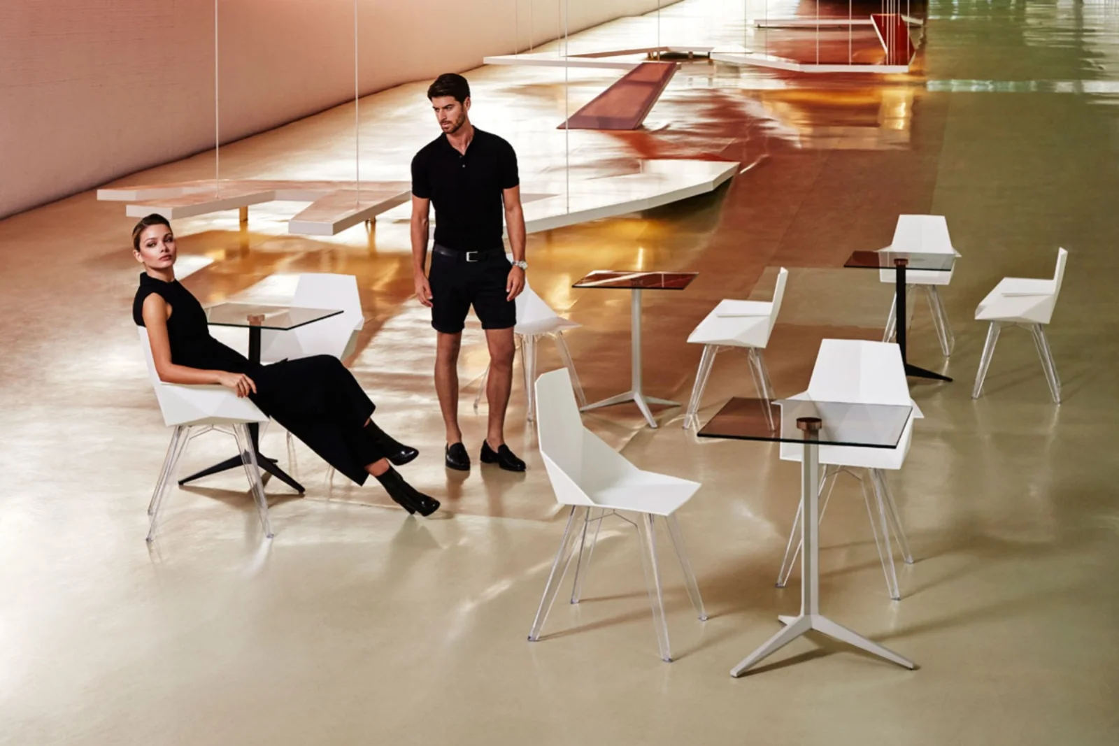 Vondom FAZ | Stuhl mit transparenten Beinen