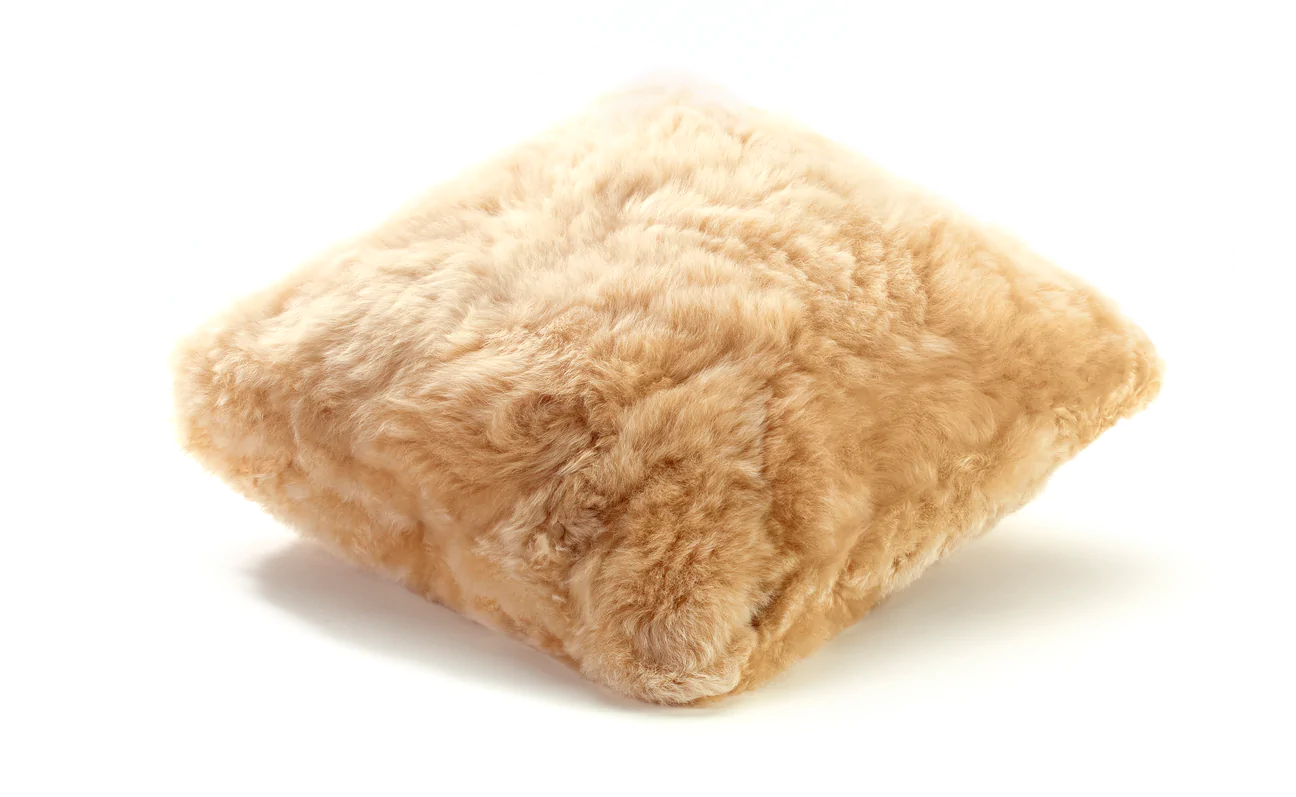 WEICH Couture Alpaca Kissen | NUBE | CHAMPAGNE Rückseite Royal Alpaca Fell  50 x 50 cm